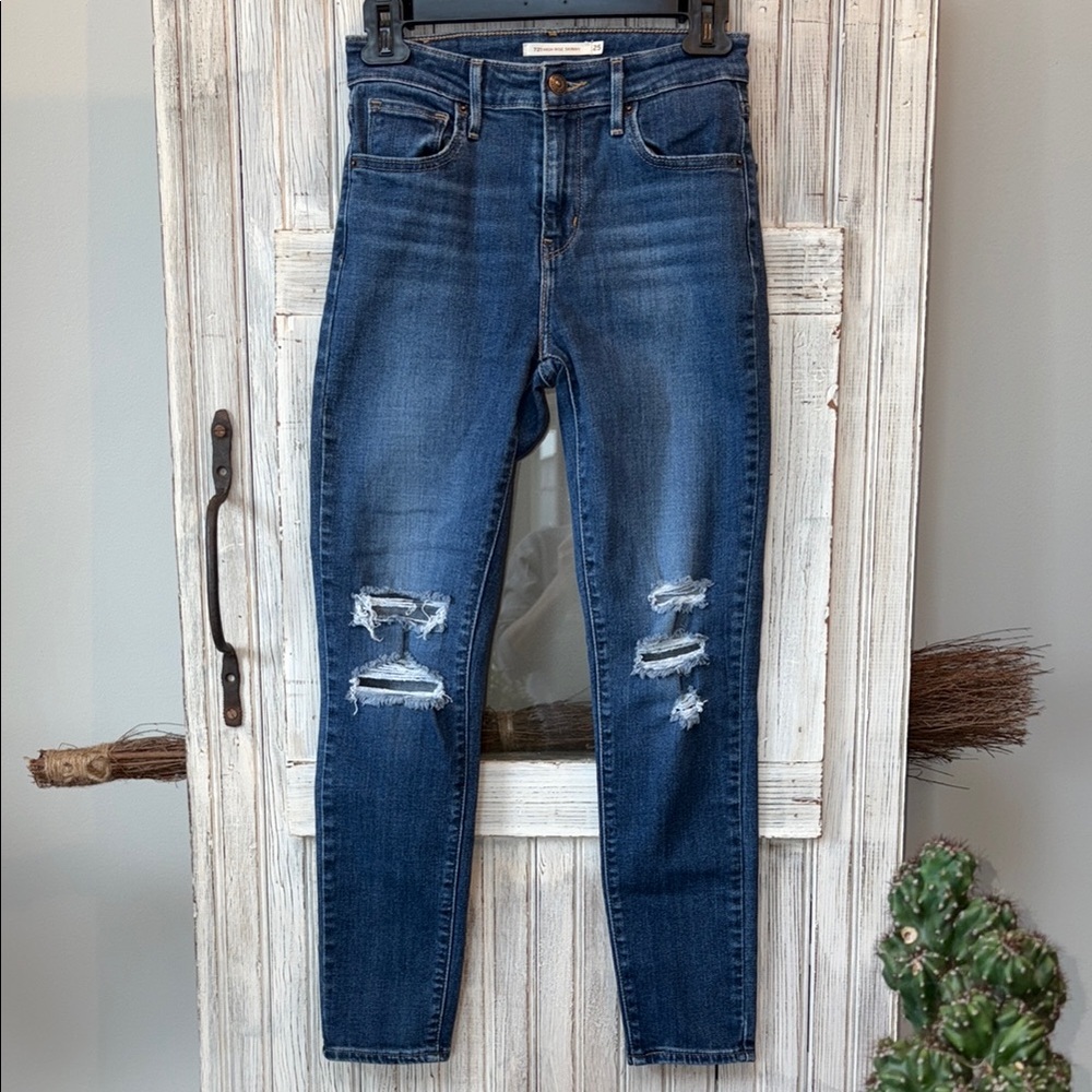 Levi’s 721 High-Rise Skinny Distressed Jeans Size 25 EUC